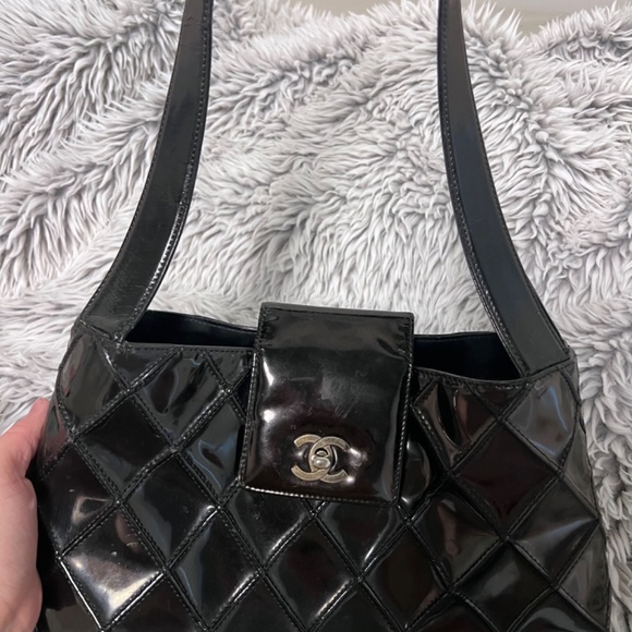 Chanel Vintage Black Patent Matelasse Shoulder Bag - Picture 4 of 12